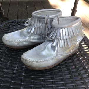 Silver boots with fringes